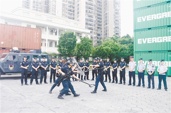 参训民警穿针对模拟突发警情开展协同处置，攻防转换动作规范利落。