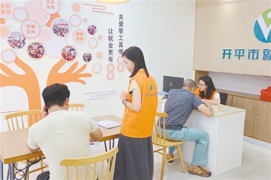 求职者到三埠街道新安社区“就业驿站”咨询，填写求职登记表。