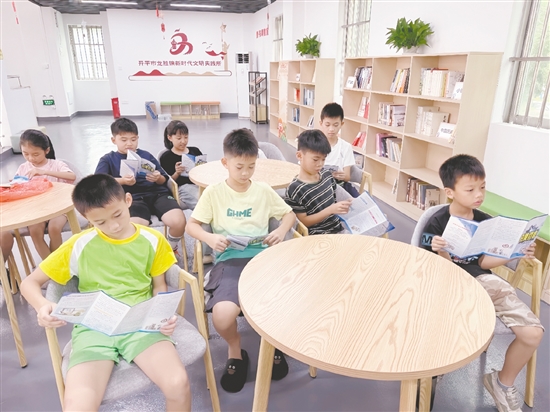 孩子们阅读宣传册,了解绿色阅读理念。 孩子们阅读宣传册,了解绿色阅读理念。
