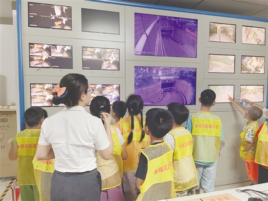 孩子们实地探访小区安防设施。