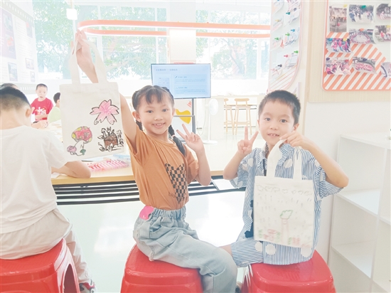 夏令营期间，孩子们制作属于自己的布袋。