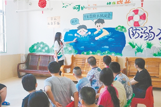 在“防溺水”主题墙绘前，