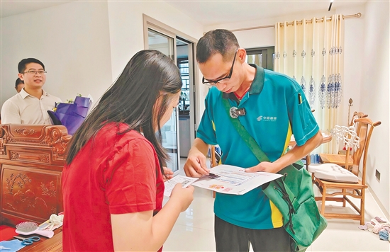 江门市邮政速递公司工作人员向考生派送高校录取通知书。