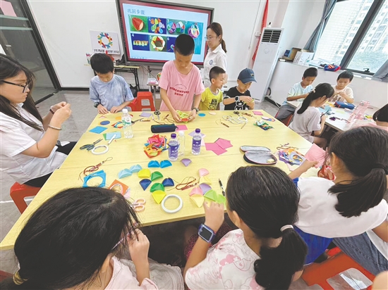 孩子们在暑托班上开心制作手工艺品。