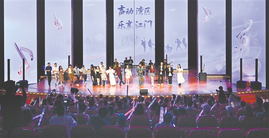 两岸音乐人携手合唱经典民歌《阿里山的姑娘》。 两岸音乐人携手合唱经典民歌《阿里山的姑娘》。