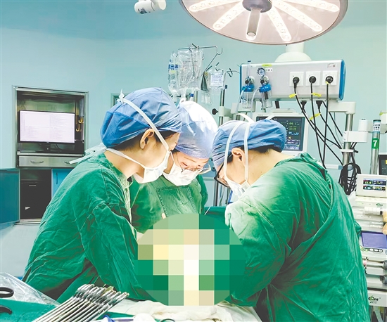 医生为患者进行手术。 医生为患者进行手术。