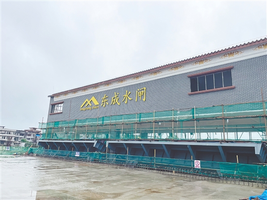 东成水闸连通东成圩镇与圣堂镇歇马举人村，建成通车后将打通两地交通脉络，有力带动沿线镇村经济协同发展。