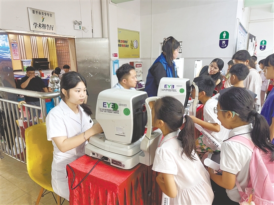 医护志愿者为孩子们提供免费视力筛查与基础眼部检查。