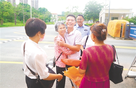 失散38年的母子俩紧紧相拥。