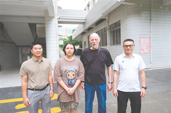 冯贺珍妮（左二）和父亲（左三）以及江门一职教师代表合影。