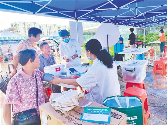 活动设置健康咨询服务区,为市民免费提供血压测量、身高体重计算BMI、肝炎筛查等服务。 活动设置健康咨询服务区,为市民免费提供血压测量、身高体重计算BMI、肝炎筛查等服务。
