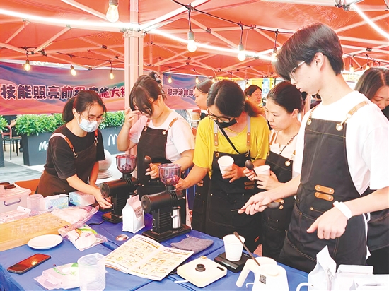 粤港澳咖啡师“一试三证”技能互动培训活动中，青年求职者在专业导师的教学指导下现场学习手冲咖啡新技能。