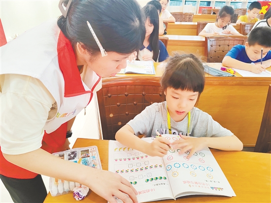 成长营为辖区50名小学生提供暑假公益成长服务，既充实了孩子们的假期生活，也切实缓解了周边双职工家庭的看护压力。