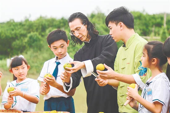 面向青少年，新宝堂常态化打造非遗研学、劳动教育公益阵地。