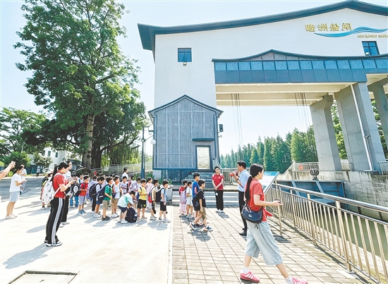 新会青少年探访睦洲水闸，沉浸式探寻“治水密码”。