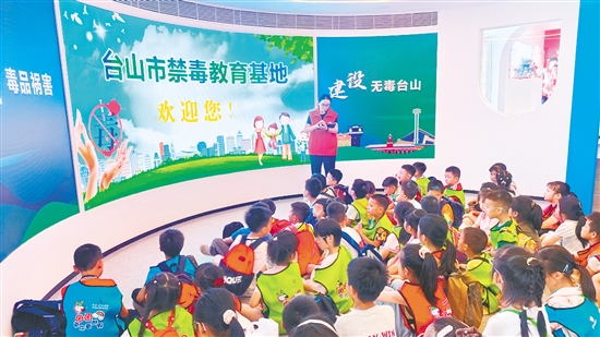 在禁毒教育基地，学生们分批有序参观禁毒发展史、毒品辨识、危害防范等主题展区。
