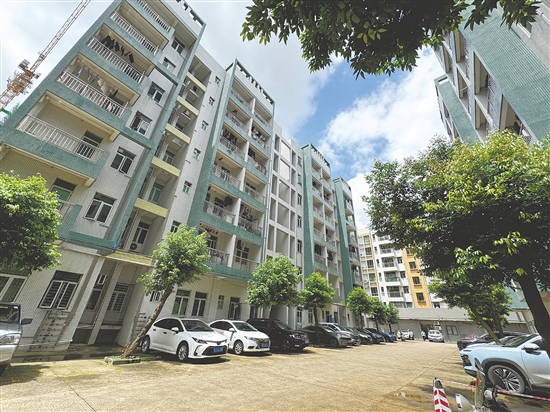 台山市已建成并投入使用的公共租赁住房共计1322套,主要分布在台城街道、工业新城两大片区的5个成熟住宅小区。 台山市已建成并投入使用的公共租赁住房共计1322套,主要分布在台城街道、工业新城两大片区的5个成熟住宅小区。