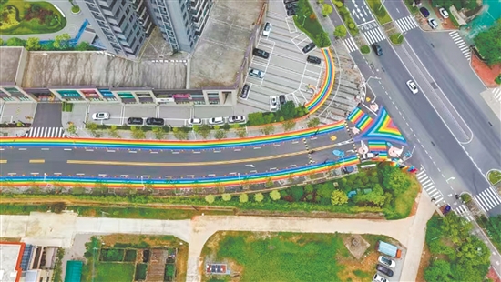 台城街道金星社区深化政企共建模式,联动企业优化升级社区标识系统,打造“网红”彩虹路面。 台城街道金星社区深化政企共建模式,联动企业优化升级社区标识系统,打造“网红”彩虹路面。