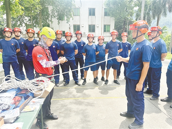 实操教学现场,专家教练示范水平转V型救援、斜拉绳桥转运等救援技能。 实操教学现场,专家教练示范水平转V型救援、斜拉绳桥转运等救援技能。