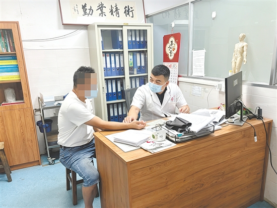 荷塘镇卫生院中医馆午间门诊现场，医生为患者把脉问诊。