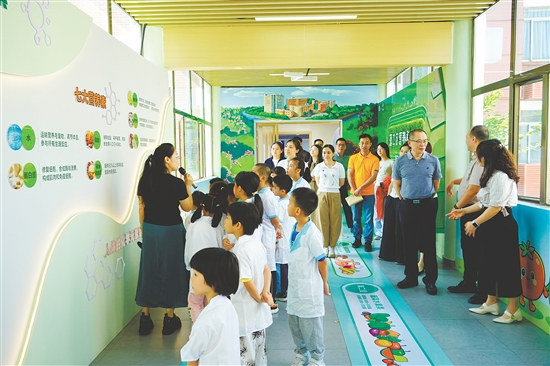 孩子们参观营养科普馆。 孩子们参观营养科普馆。