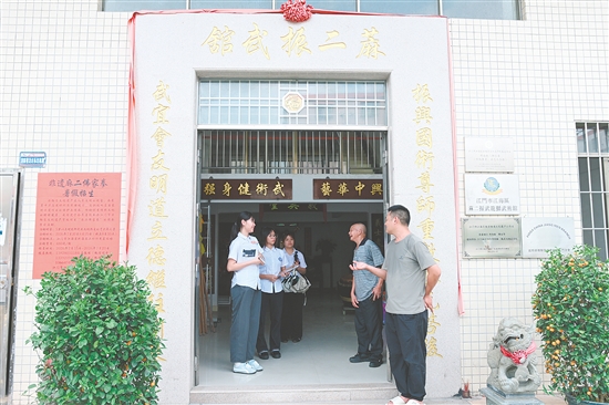 师生们深入乡村多方收集素材。