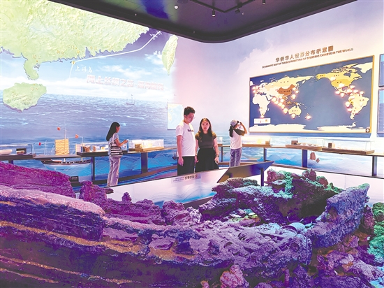 游客在参观侨博馆里的“南海Ⅰ号”模型。