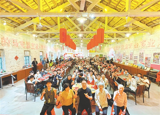 镇濠泥鸡非遗传习馆吸引了一批又一批来自全国各地的青少年，以及海外侨胞前来体验，每年接待近万人次。