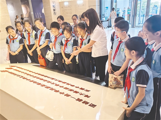 东晖小学的少先队员走进台山市华侨文化博物馆参加暑假志愿讲解员培训活动。