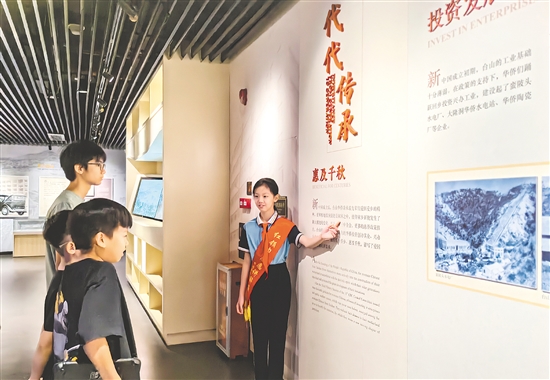 东晖小学的小讲解员为游客讲解侨乡故事。