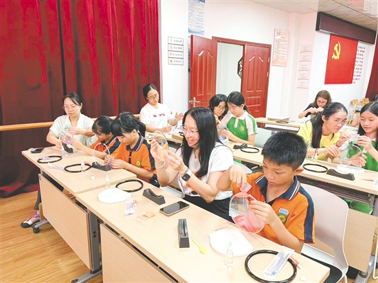 课程吸引了众多青年参加。