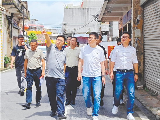 “人民设计师”到鹤城镇茶行街调研，为旧街活化改造“把脉”。