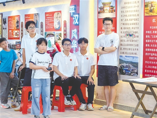 托管班学生体验无人机操作。