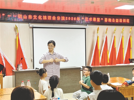暑假公益培训班让乡村学子在“家门口”即可享受优质的公共文化教育资源。