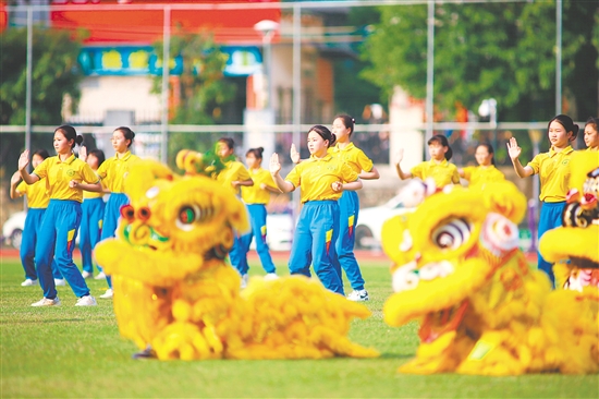 沙坪二小依托“灵动醒狮”教育特色开展项目式学习，让学生深入了解鹤山狮艺，在趣味探究中夯实知识、锤炼体魄、涵养审美。