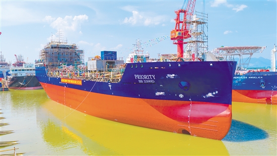 7999DWT油化船1号船举行下水仪式。