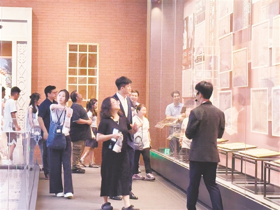 侨博馆吸引众多游客参观。