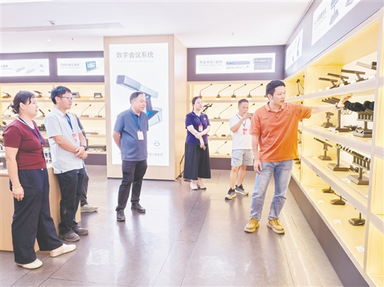 人大代表们在海天电子科技有限公司实地调研。