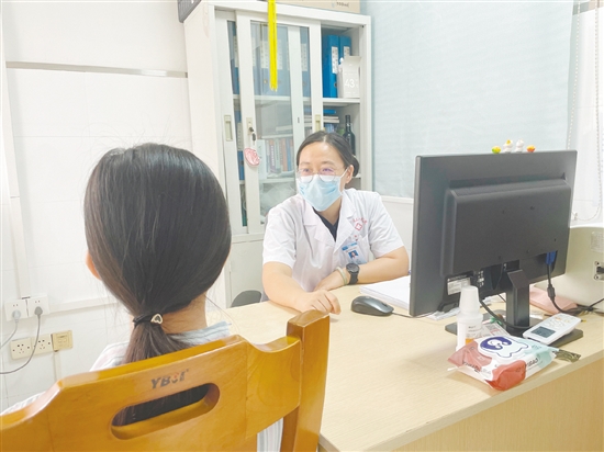 李芳耐心接诊青少年患者。她甘做孩子与家长之间的“翻译官”，深耕儿童青少年精神医学领域，用专业与温暖护航青少年成长。