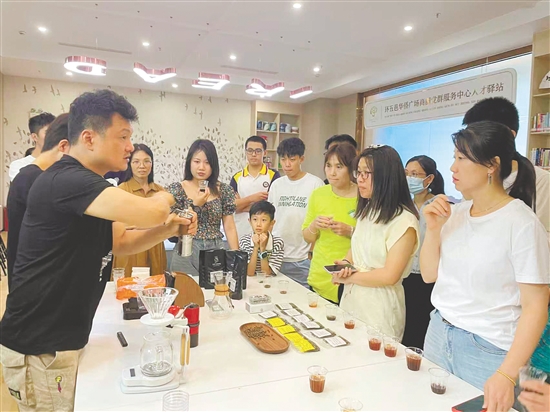 蓬江区环五邑华侨广场商圈党群服务中心“午间一小时”之咖啡沙龙活动深受欢迎。