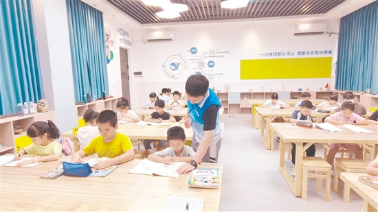 外海街道中心小学的学生们在校内完成暑假作业。