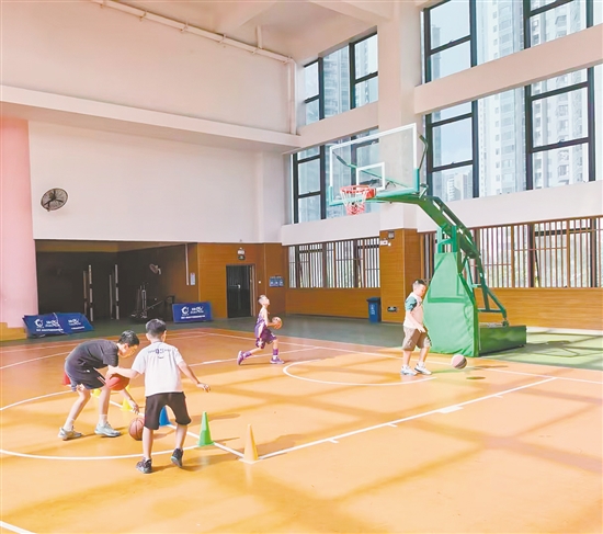 景贤小学开设篮球兴趣班。