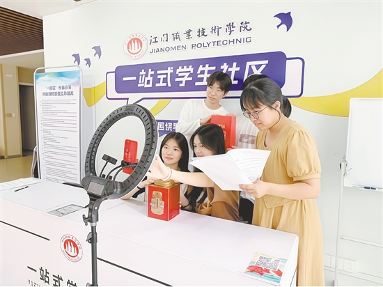 老师手把手指导学生梳理直播脚本、调试环形补光灯等，完整还原课堂外新媒体实训场景。