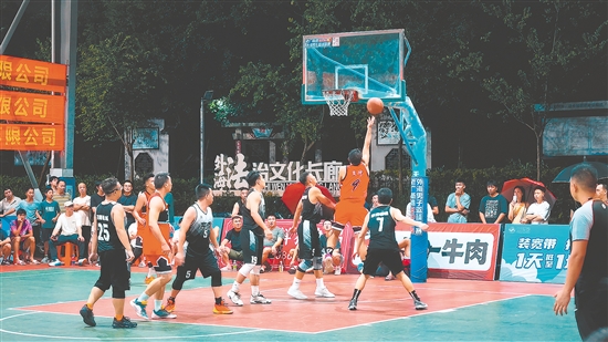 决赛中，双方球员你来我往，打出精彩攻防。场边观众欢呼加油声此起彼伏。