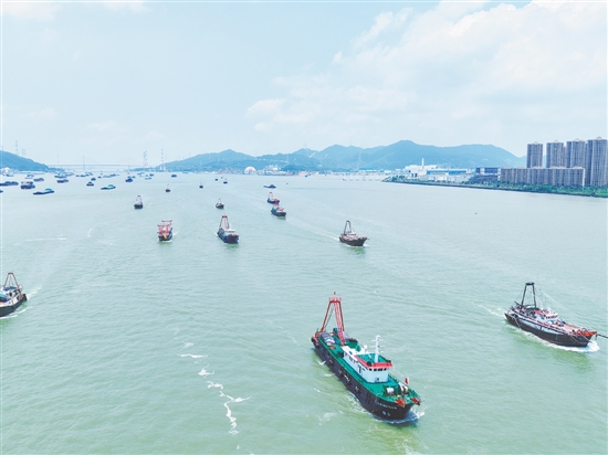 大批渔船从崖门渔港出发。