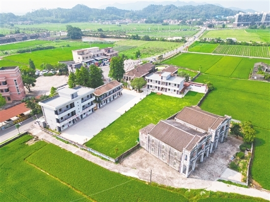 黎兴文团队以汀江书院艺术写生基地为中心，将梅家大院、海口埠等文旅节点纳入写生路线——学生步行即达，举笔可绘。