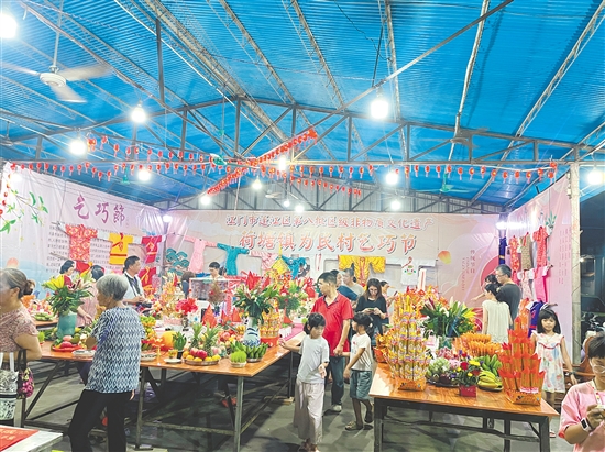 不少村民来到荷塘镇为民沙溪村乞巧活动现场参观巧艺。