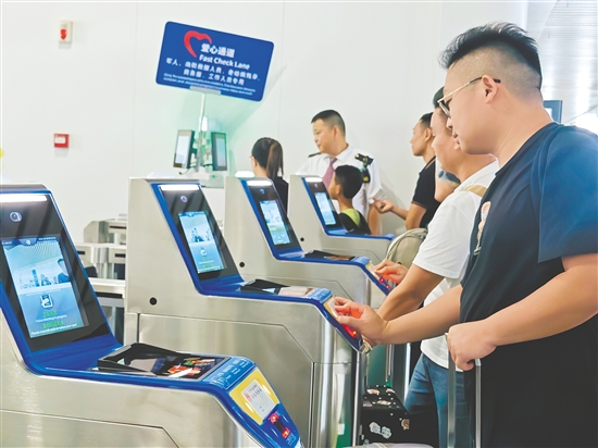 旅客经由闸机即可一次性完成核验进站、直达候车区，进站效率显著提升。