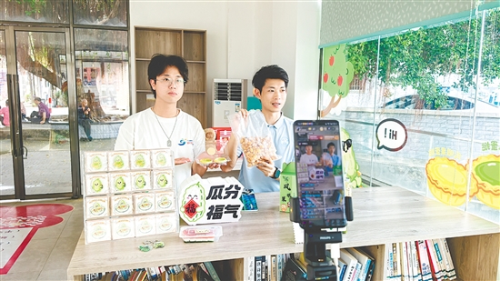 学生正在直播带货助力产业发展。
