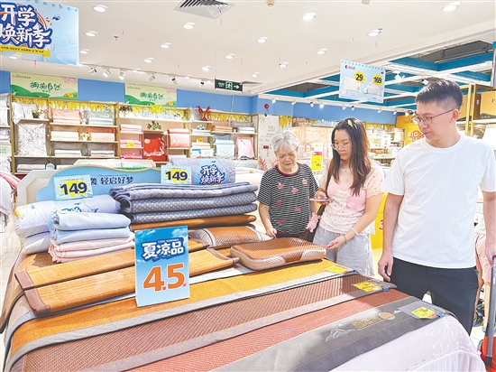 家长给寄宿生选购床上用品和生活用品。